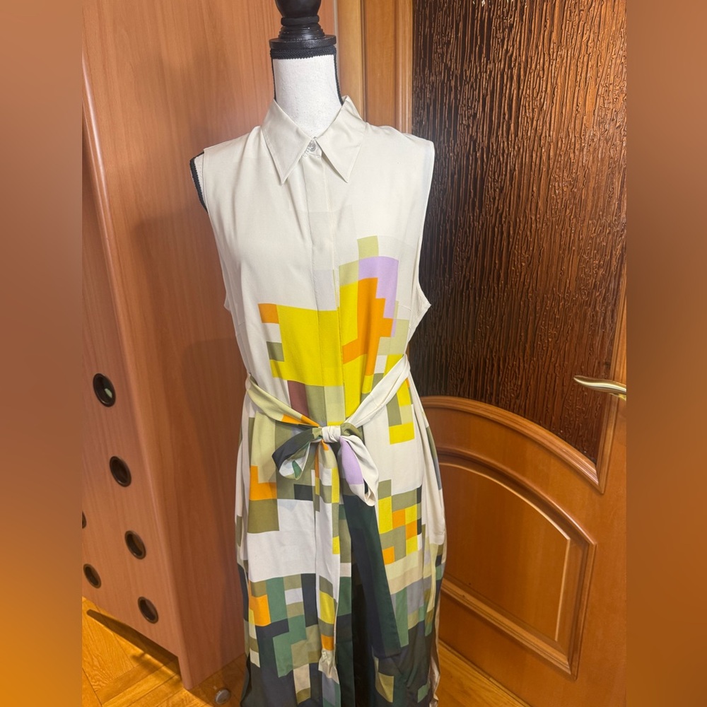 Akris Pixel Flowers Sleeveless Silk Crepe
Shirtdress 16 - Picture 2 of 16
